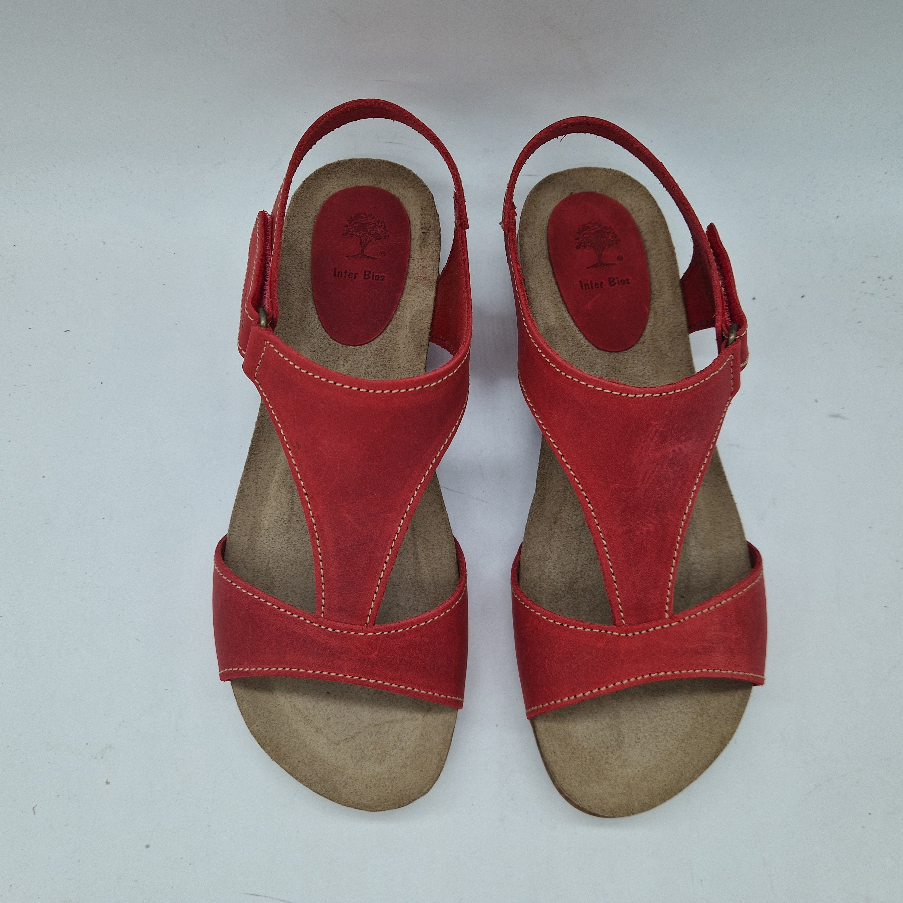 Sandalias bajas rojas de la marca INTERBIOS, modelo 74025, con diseño cómodo y estilo casual para uso diario.