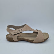 Sandalias beige de la marca INTERBIOS, calzado de verano con diseño cómodo y elegante, vista frontal del modelo 74026.