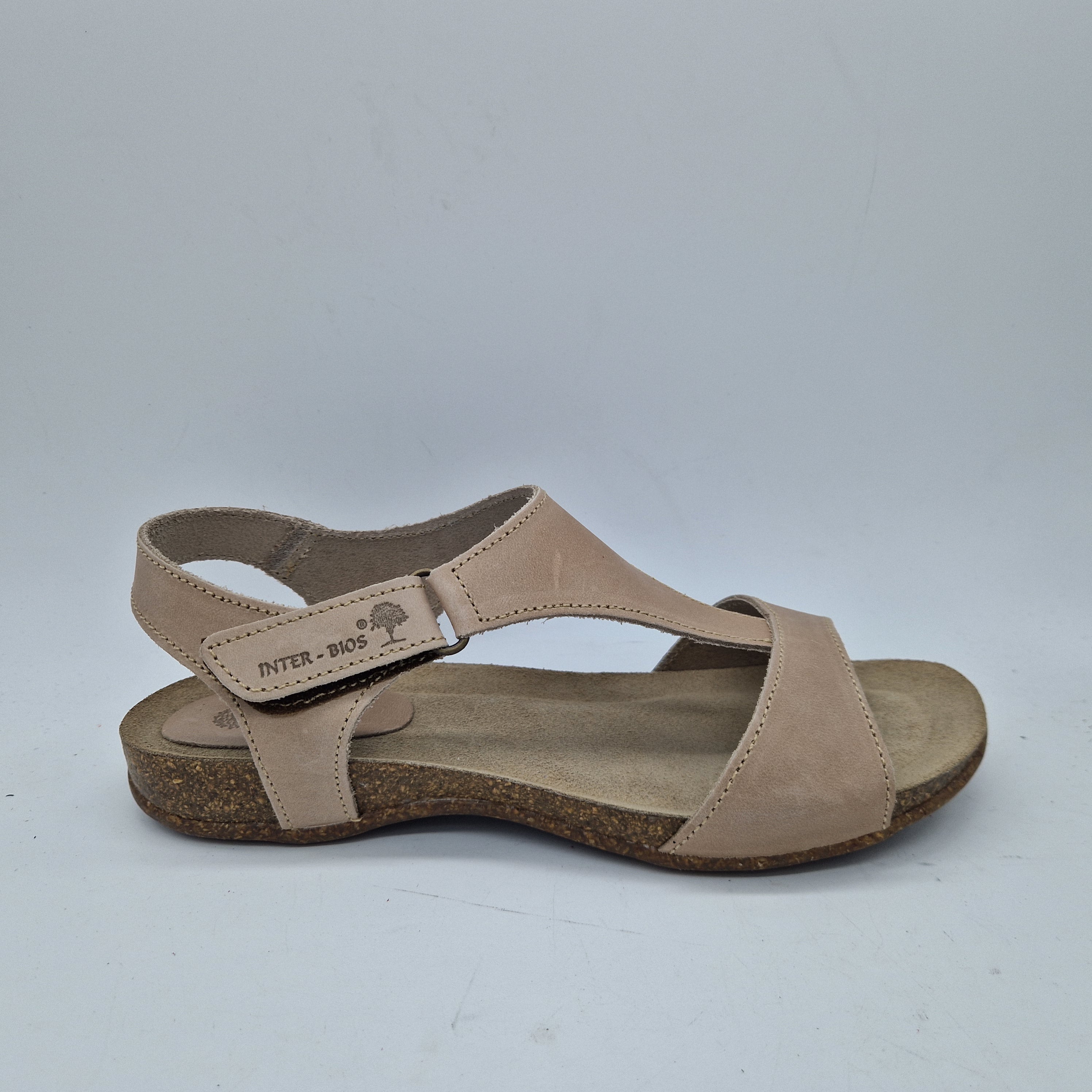 Sandalias beige de la marca INTERBIOS, calzado de verano con diseño cómodo y elegante, vista frontal del modelo 74026.