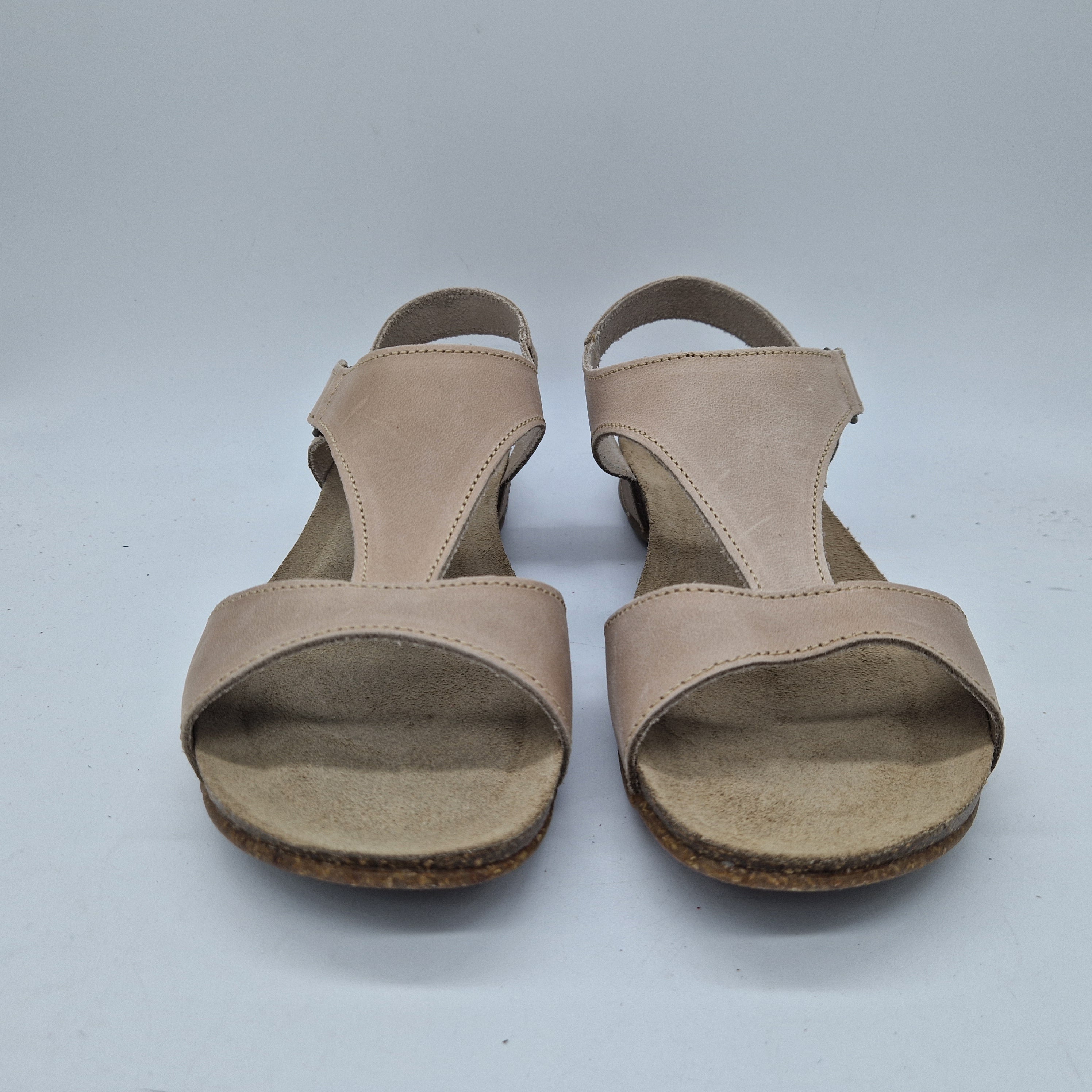 Sandalias beige de la marca INTERBIOS, modelo 74026, con diseño cómodo y elegante para uso diario.