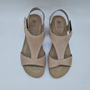 Sandalias beige de la marca INTERBIOS, modelo 74026, con diseño cómodo y elegante para uso diario.