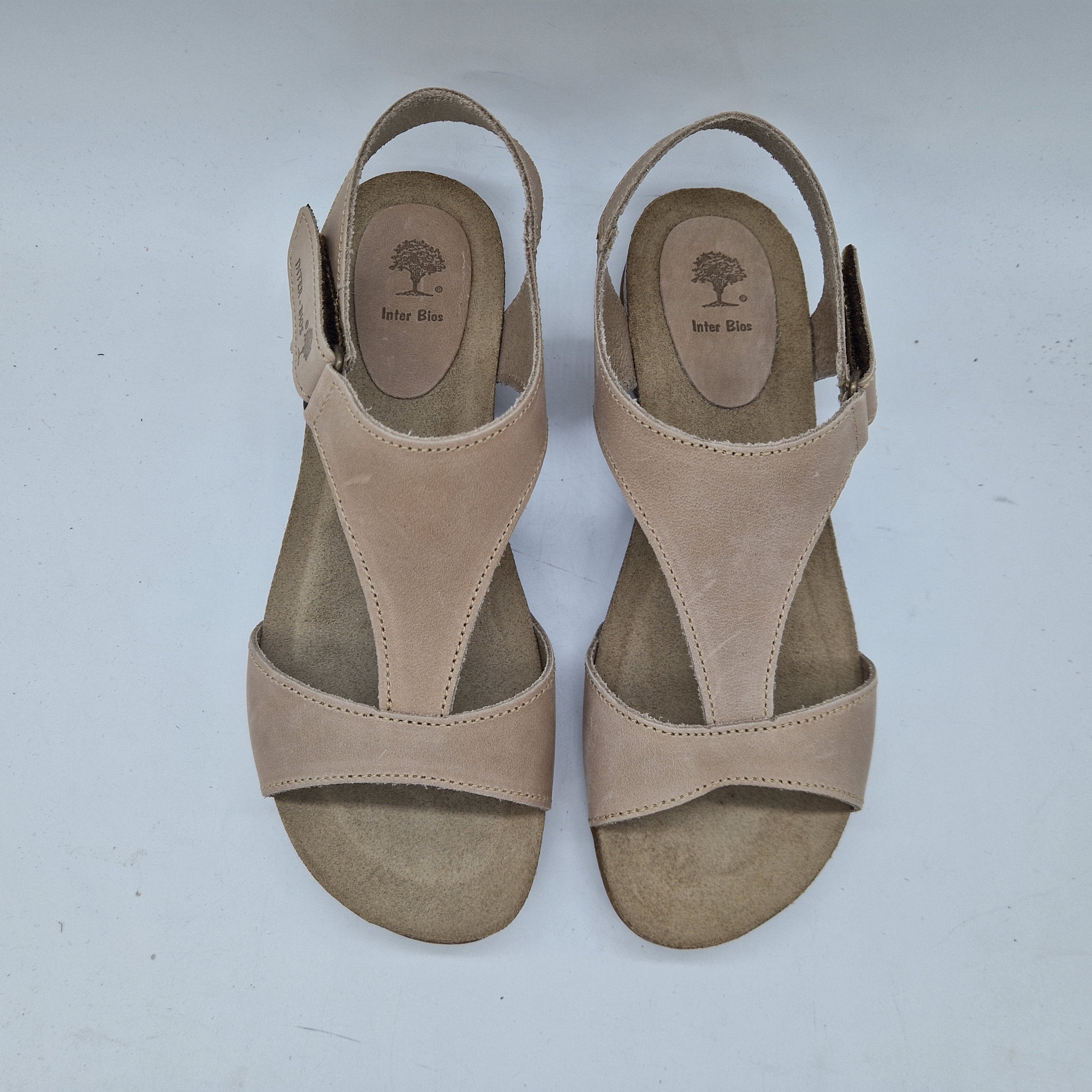 Sandalias beige de la marca INTERBIOS, modelo 74026, con diseño cómodo y elegante para uso diario.