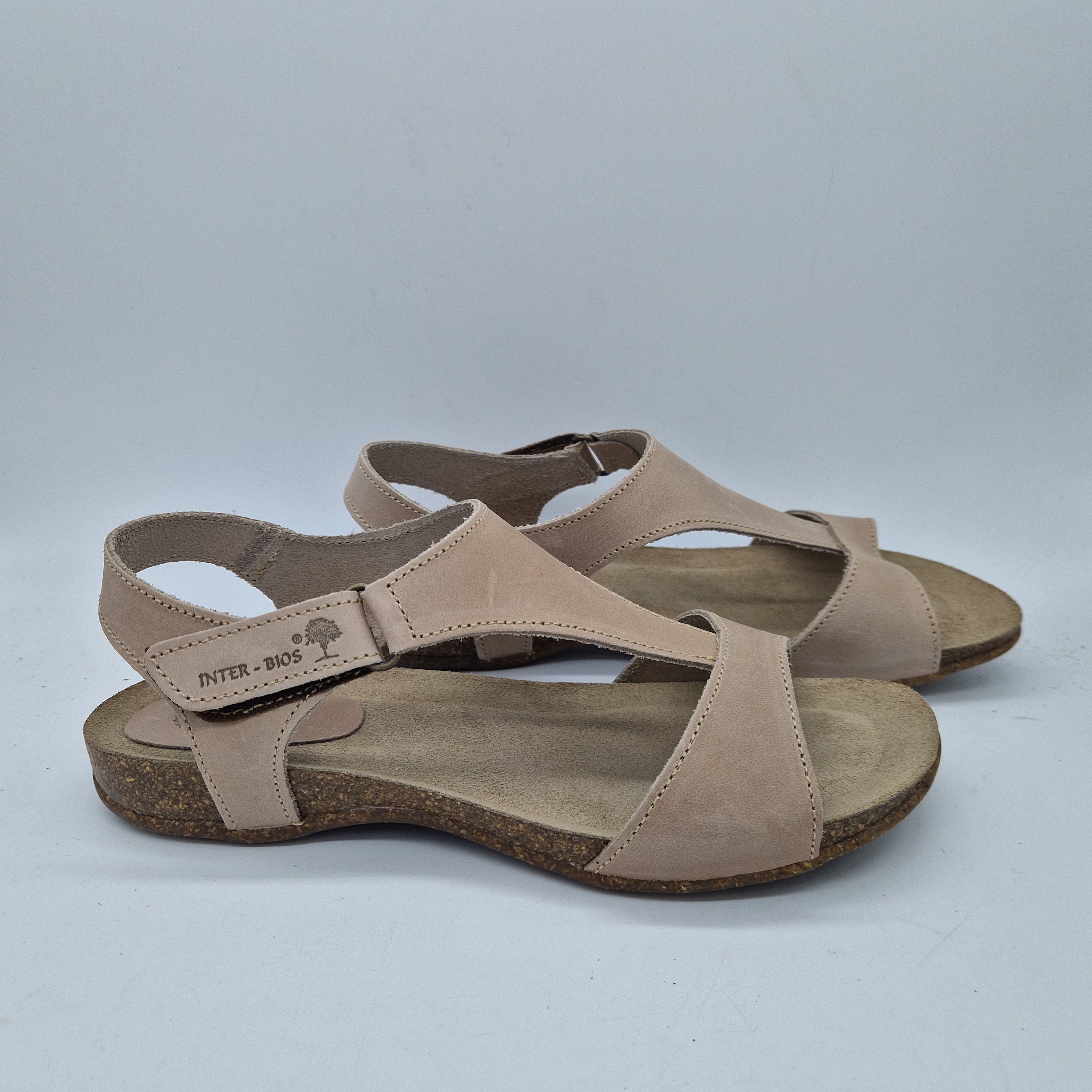Sandalias beige de la marca INTERBIOS, modelo 74026, con diseño cómodo y elegante para uso diario.