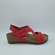 Sandalias con cuña en rojo de la marca INTERBIOS, vista frontal mostrando el diseño y la textura del calzado.