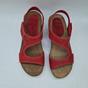 Sandalias de cuña rojas de INTERBIOS, con diseño elegante y cómodo, perfectas para el verano.