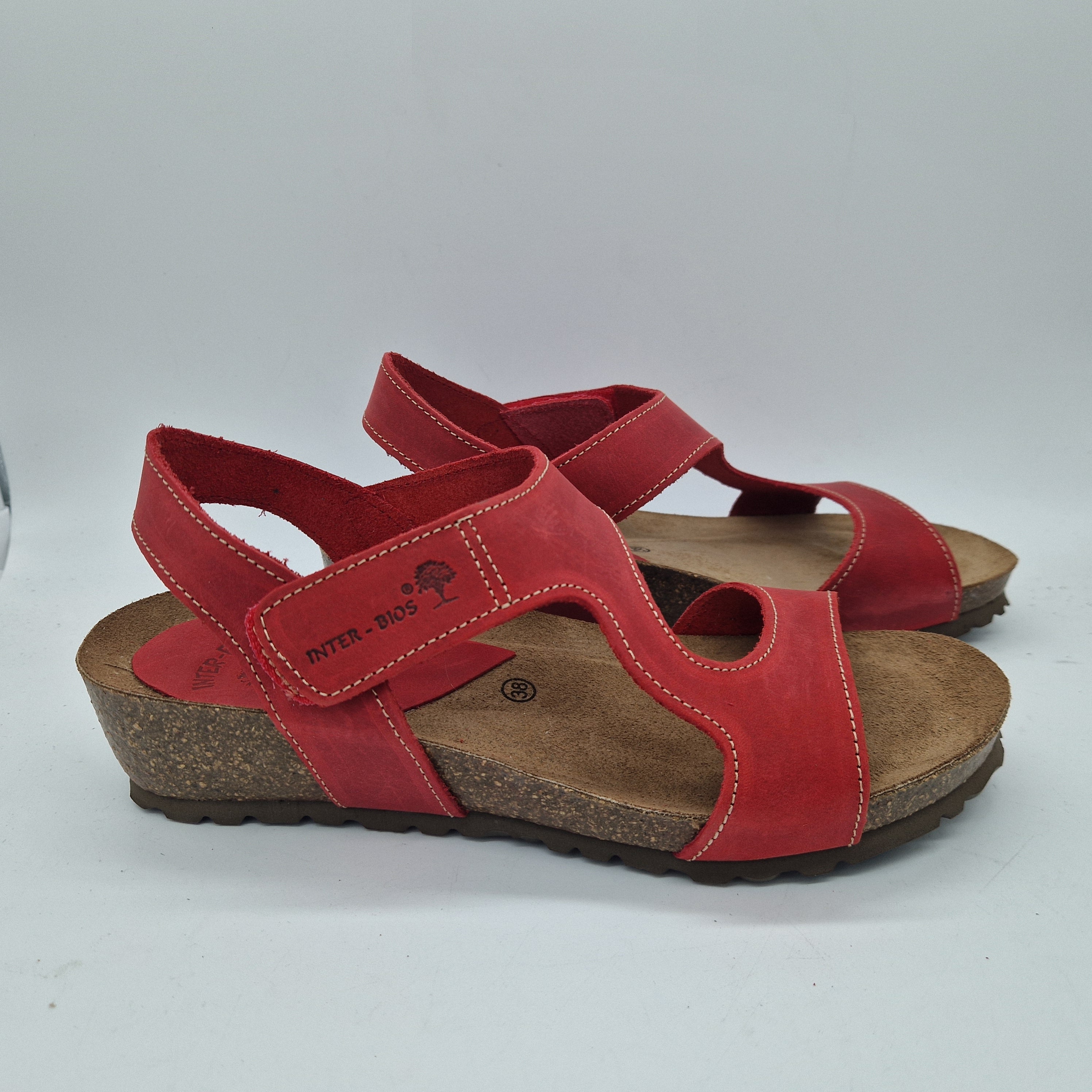 Sandalias con cuña en rojo de la marca INTERBIOS, modelo 74028, con diseño cómodo y estilo moderno.