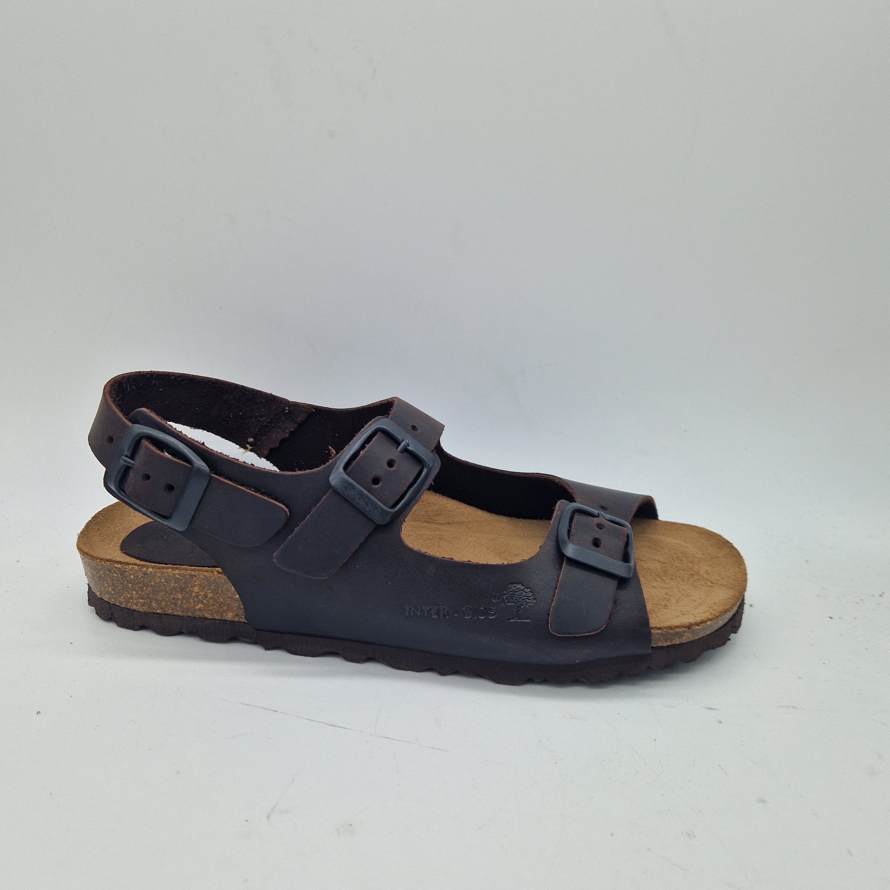 Sandalias Interbios de dos hebillas y trasera en color marrón, con suela de moda y diseño cómodo para uso diario.