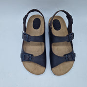 Sandalias Interbios de dos hebillas y parte trasera en marrón, calzado cómodo y elegante para mujer.