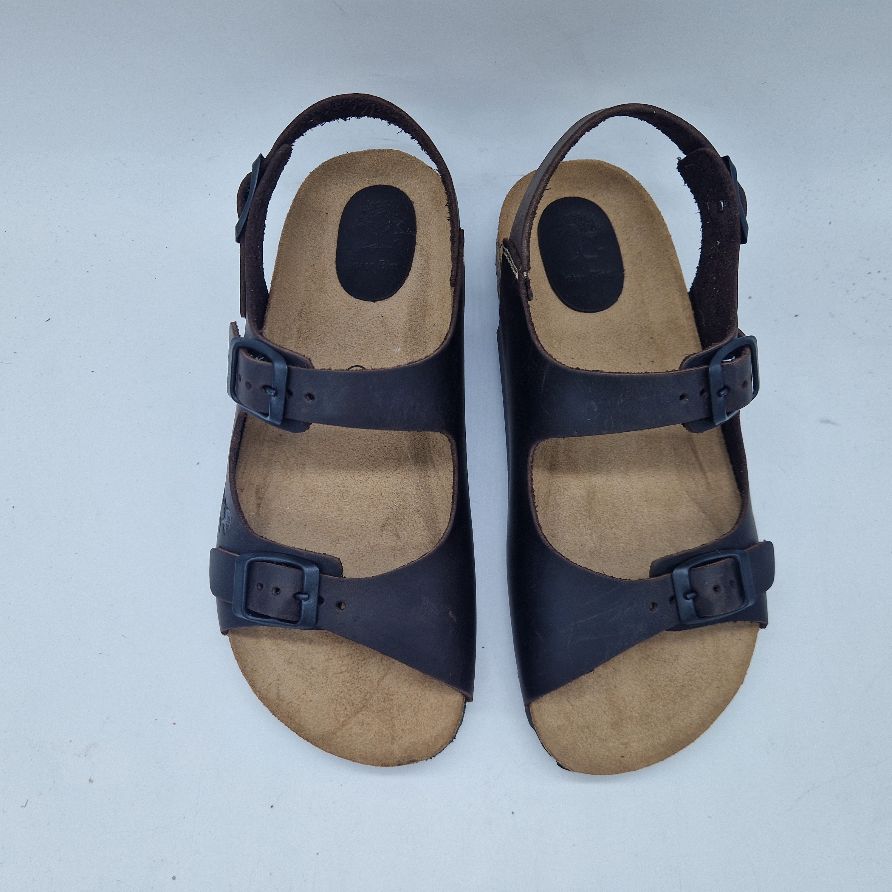 Sandalias Interbios de dos hebillas y parte trasera en marrón, calzado cómodo y elegante para mujer.