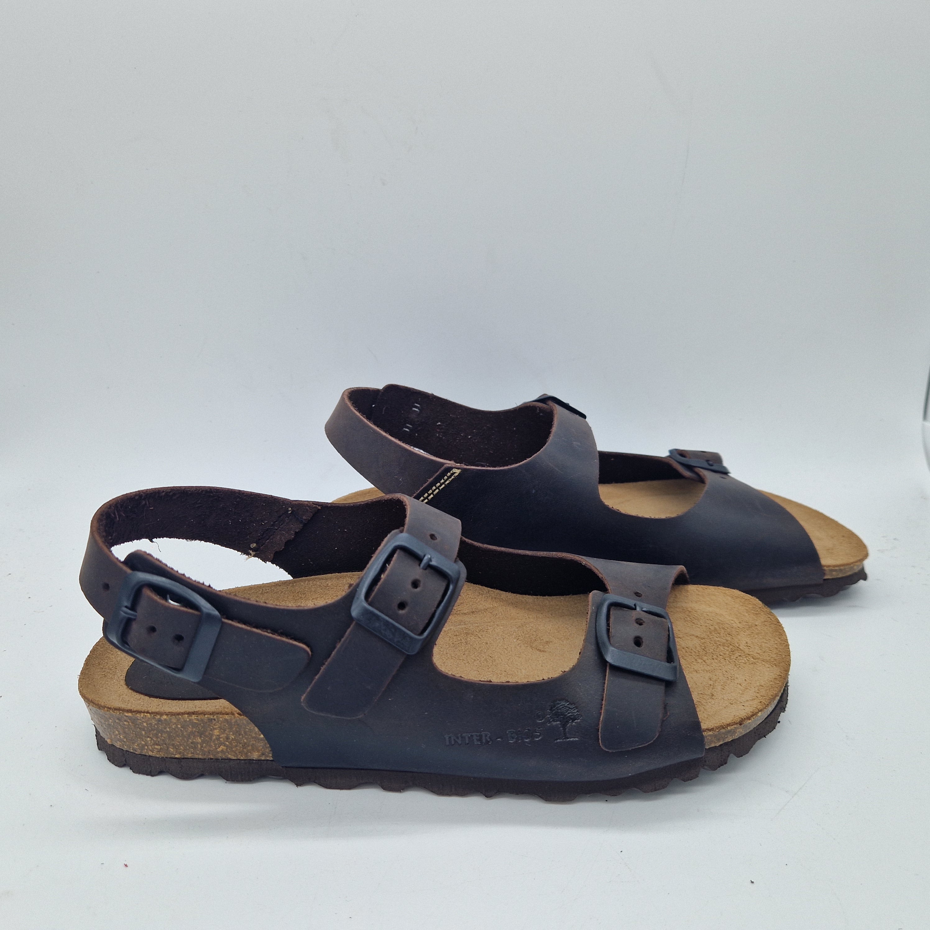 Sandalias Interbios con dos hebillas y parte trasera en marrón, calzado cómodo y elegante para mujer.
