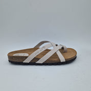 Sandalias bajas de tiras en gris de la marca INTERBIOS, con diseño cómodo y estilo casual para mujer.