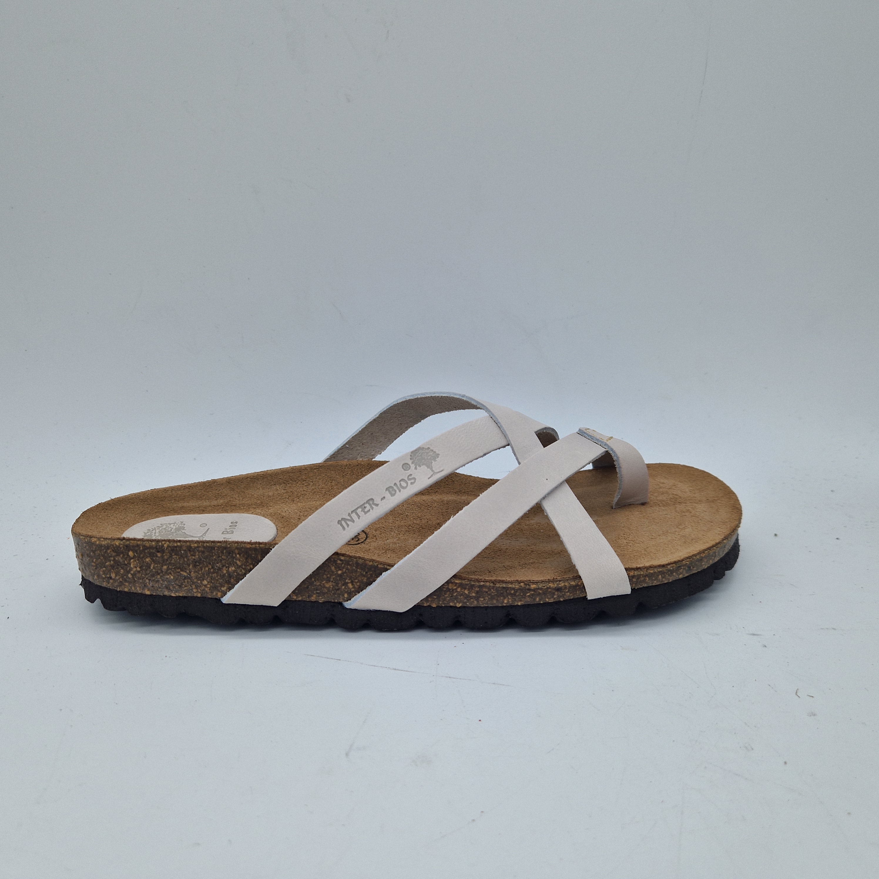 Sandalias bajas de tiras en gris de la marca INTERBIOS, con diseño cómodo y estilo casual para mujer.