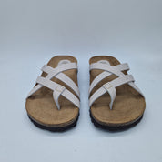 Sandalias bajas de tiras en gris de la marca INTERBIOS, con diseño cómodo y elegante, en la imagen.