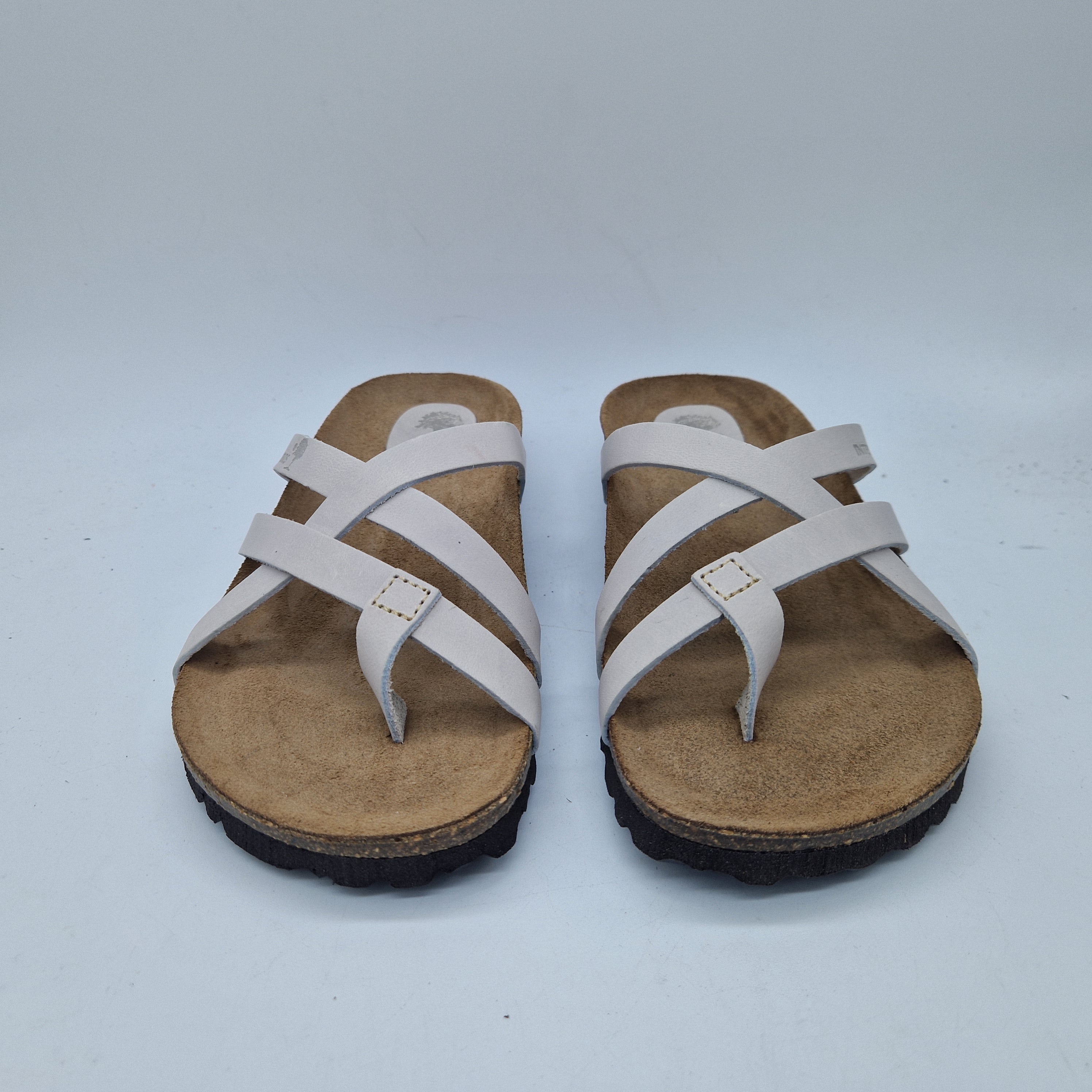 Sandalias bajas de tiras en gris de la marca INTERBIOS, con diseño cómodo y elegante, en la imagen.