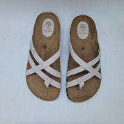Sandalias bajas de tiras en gris de la marca INTERBIOS, con diseño cómodo y casual para uso diario.