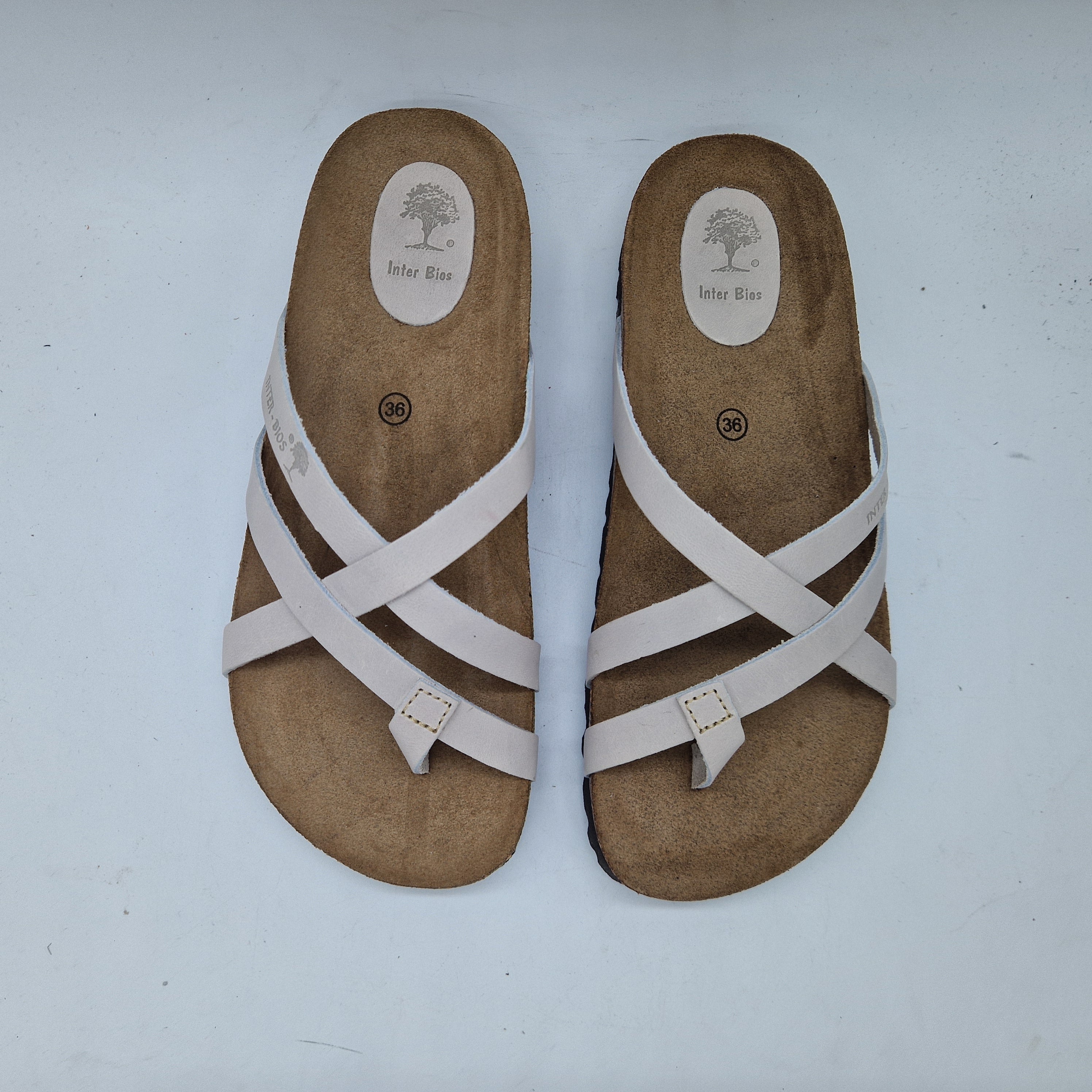 Sandalias bajas de tiras en gris de la marca INTERBIOS, con diseño cómodo y casual para uso diario.
