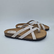 Sandalias bajas de tiras en gris de la marca INTERBIOS, con diseño cómodo y elegante para uso diario.