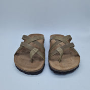 Sandalias de tiras en color kaki de la marca INTERBIOS, estilo cómodo y casual para mujer.