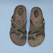 Sandalias de tiras en kaki de la marca INTERBIOS, con suela y diseño cómodo, ideales para verano y uso casual.