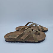 Sandalias de tiras en color kaki de la marca Interbios, con diseño cómodo y elegante para uso diario.