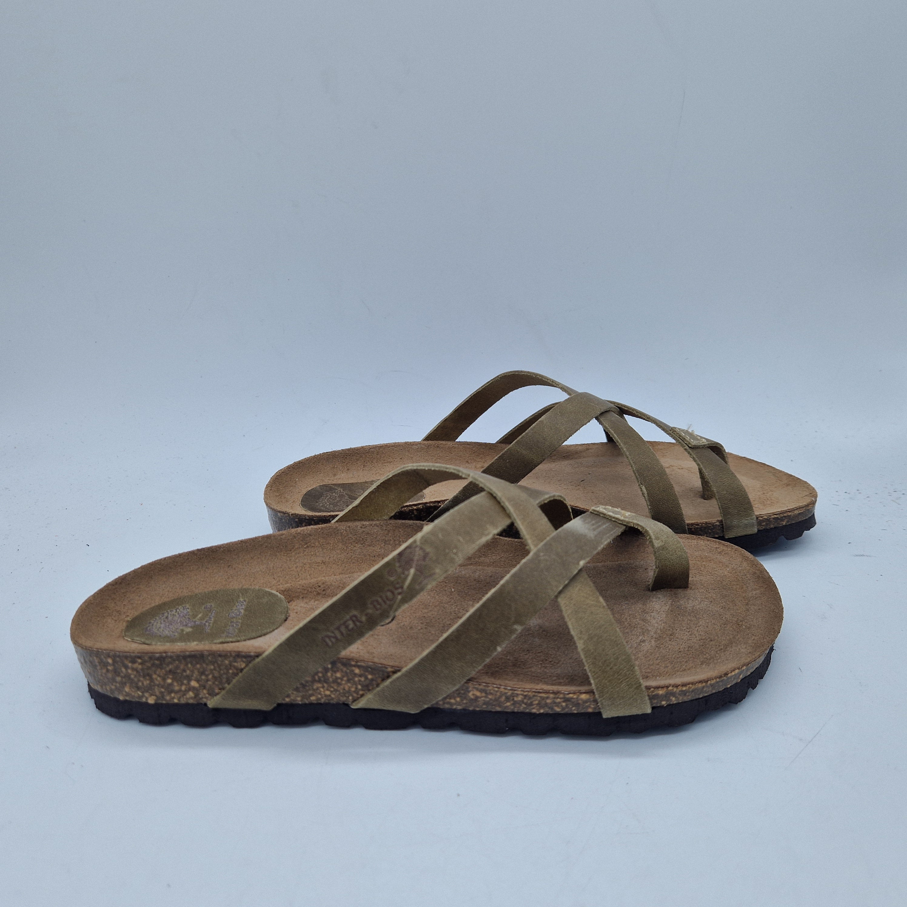 Sandalias de tiras en color kaki de la marca Interbios, con diseño cómodo y elegante para uso diario.