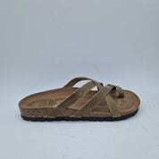Sandalia de tiras en color kaki de la marca INTERBIOS, diseñada para comodidad y estilo, vista desde el lateral.