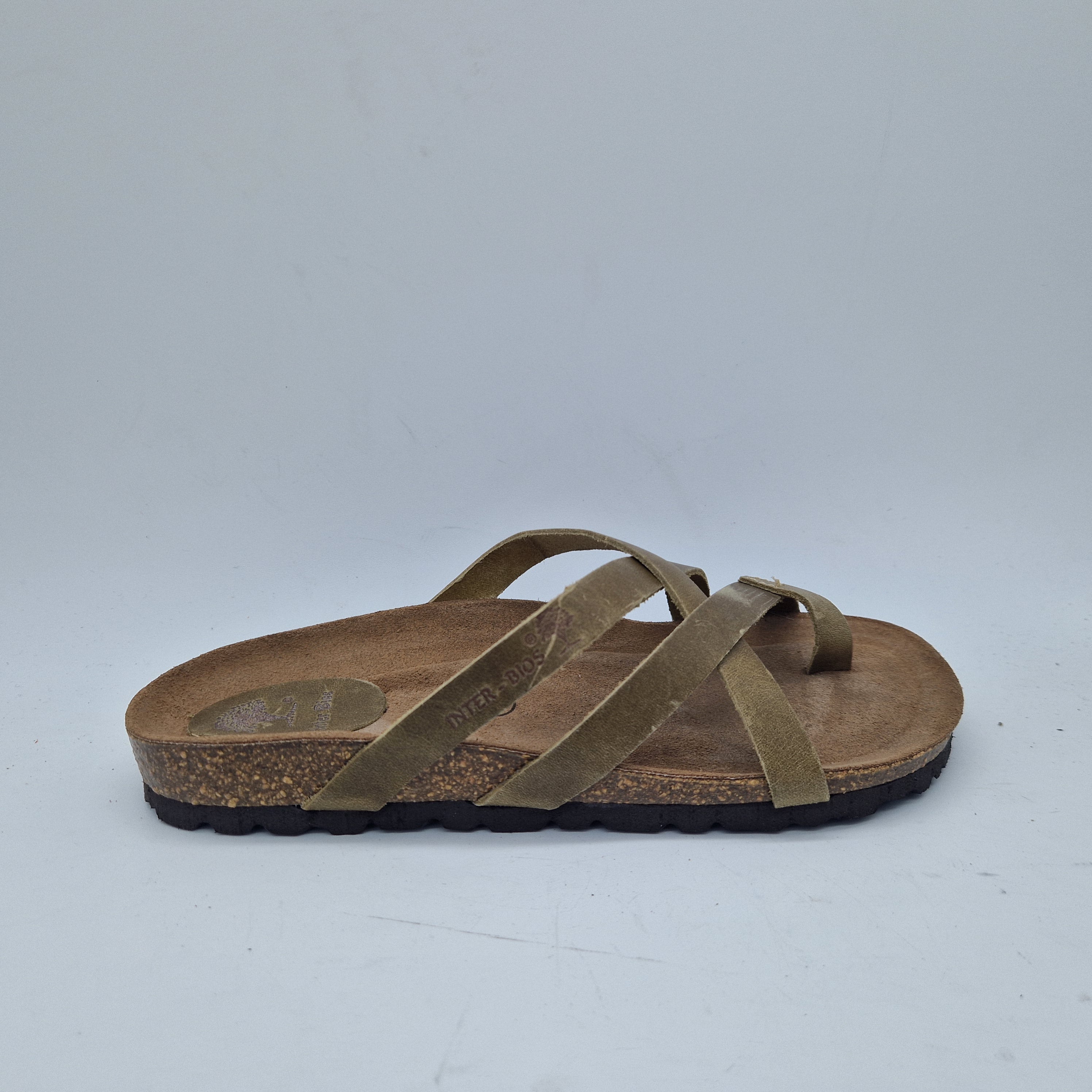 Sandalia de tiras en color kaki de la marca INTERBIOS, diseñada para comodidad y estilo, vista desde el lateral.