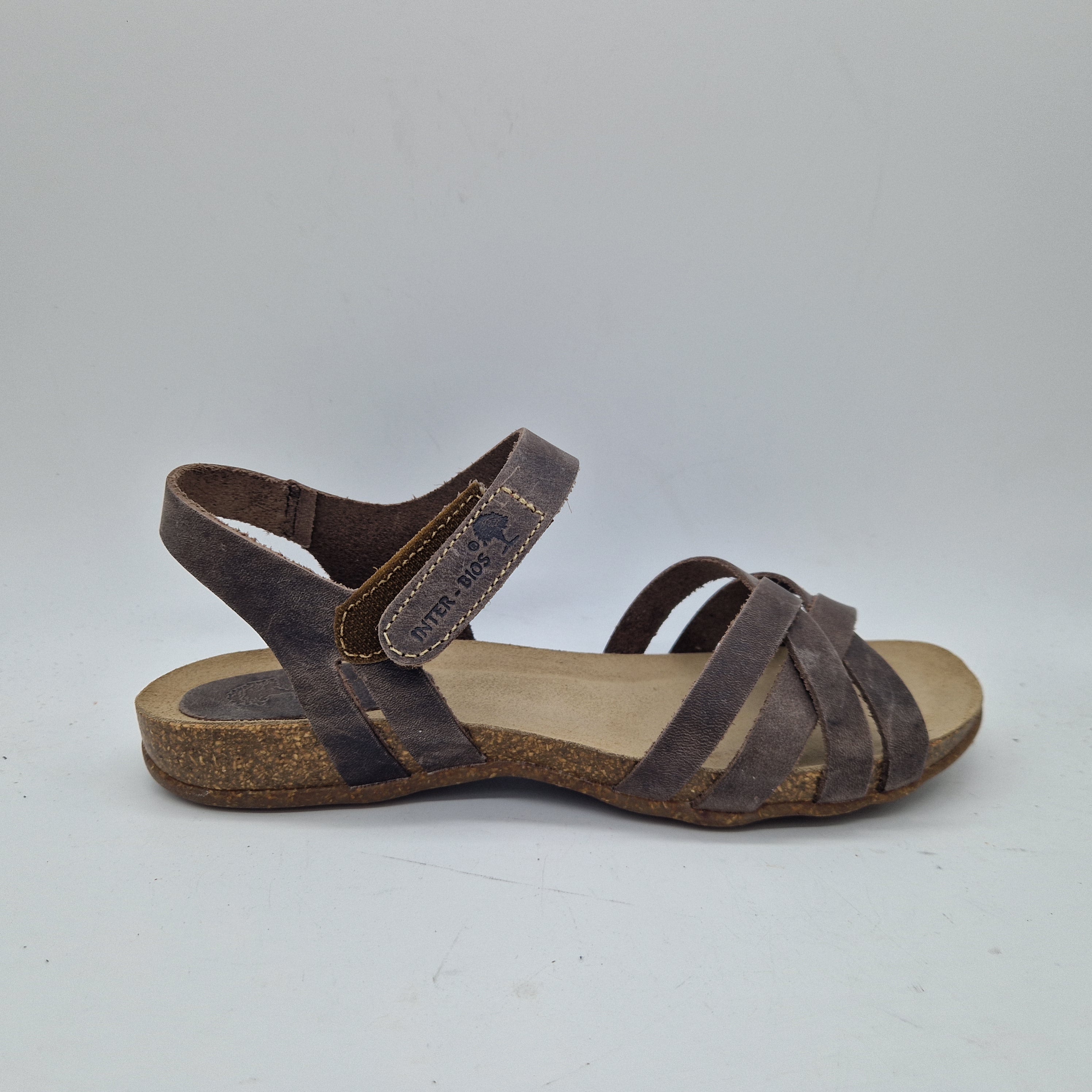 Sandalias de tiras en taupe de la marca INTERBIOS, con diseño elegante y cómodo, en color taupe.