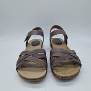 Sandalias de tiras en taupe de la marca INTERBIOS, con diseño cómodo y elegante, ideales para el verano.