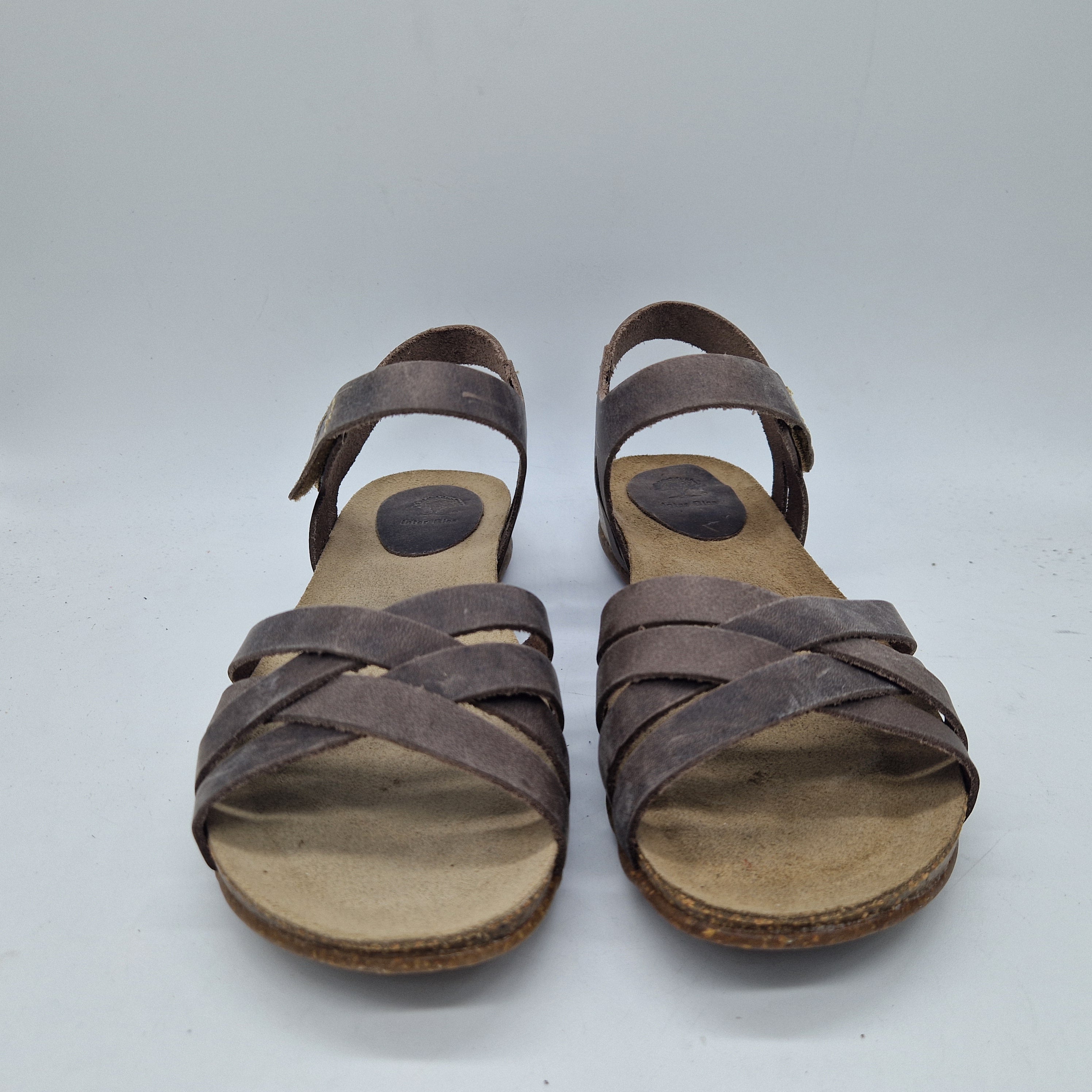 Sandalias de tiras en taupe de la marca INTERBIOS, con diseño cómodo y elegante, ideales para el verano.