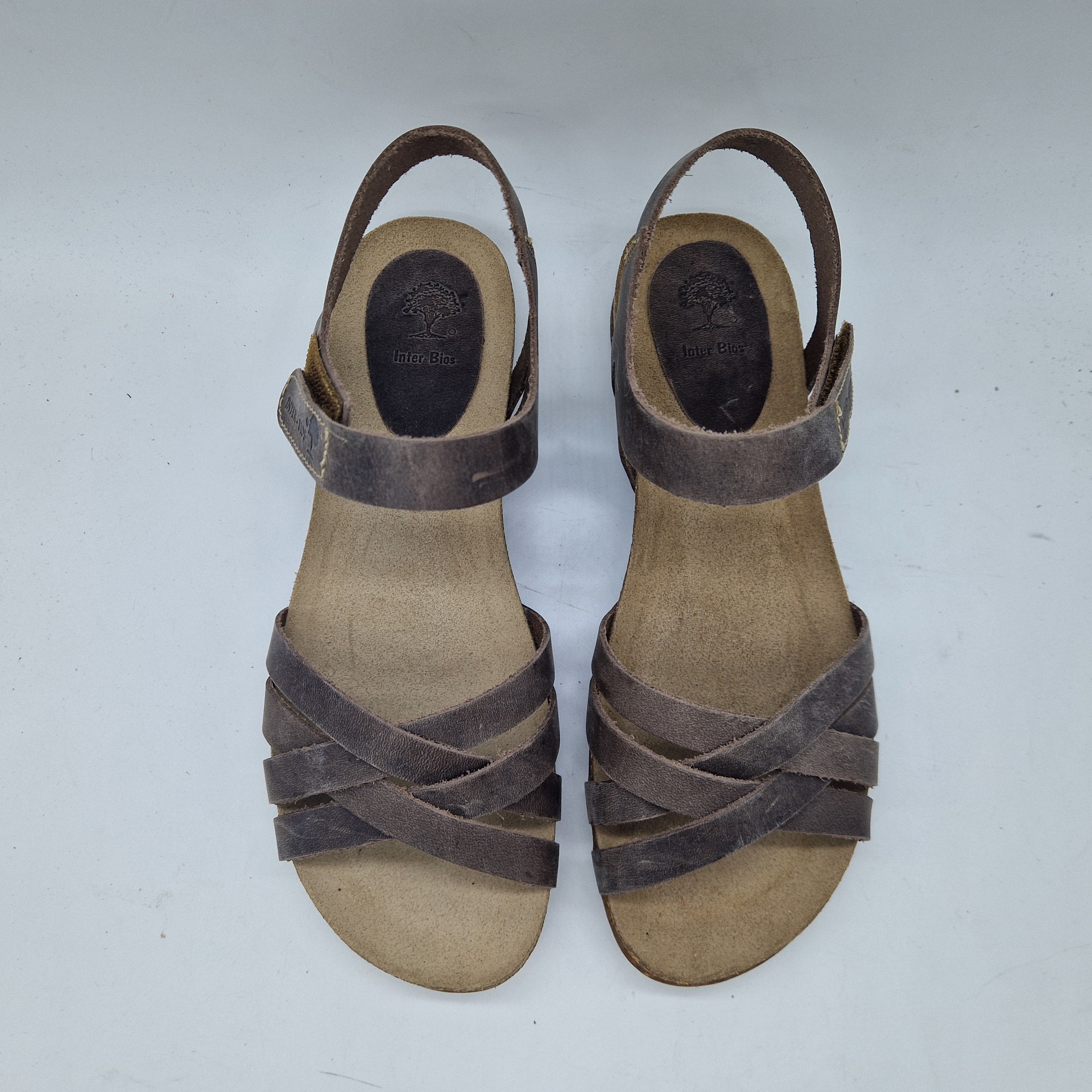 Sandalias de tiras en taupe de la marca INTERBIOS, calzado cómodo y elegante para mujer, con tiras en tono taupe.