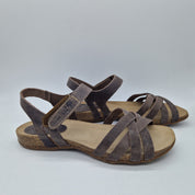Sandalias de tiras en color taupe de la marca INTERBIOS, con diseño cómodo y elegante para mujer.