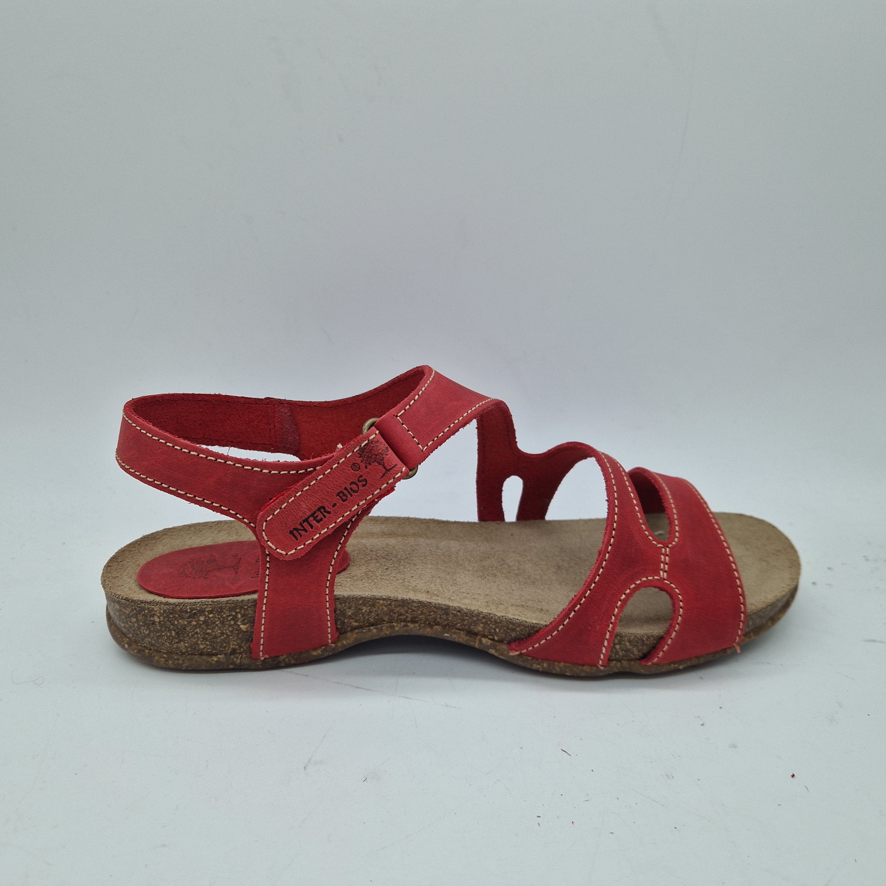 Sandalia de tiras en rojo de la marca INTERBIOS, calzado elegante para mujer con tiras ajustables y suela cómoda.
