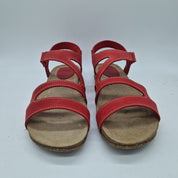 Sandalia de tiras roja INTERBIOS, calzado estilo sandalias con tiras ajustables y suela plana, vista desde el lateral.