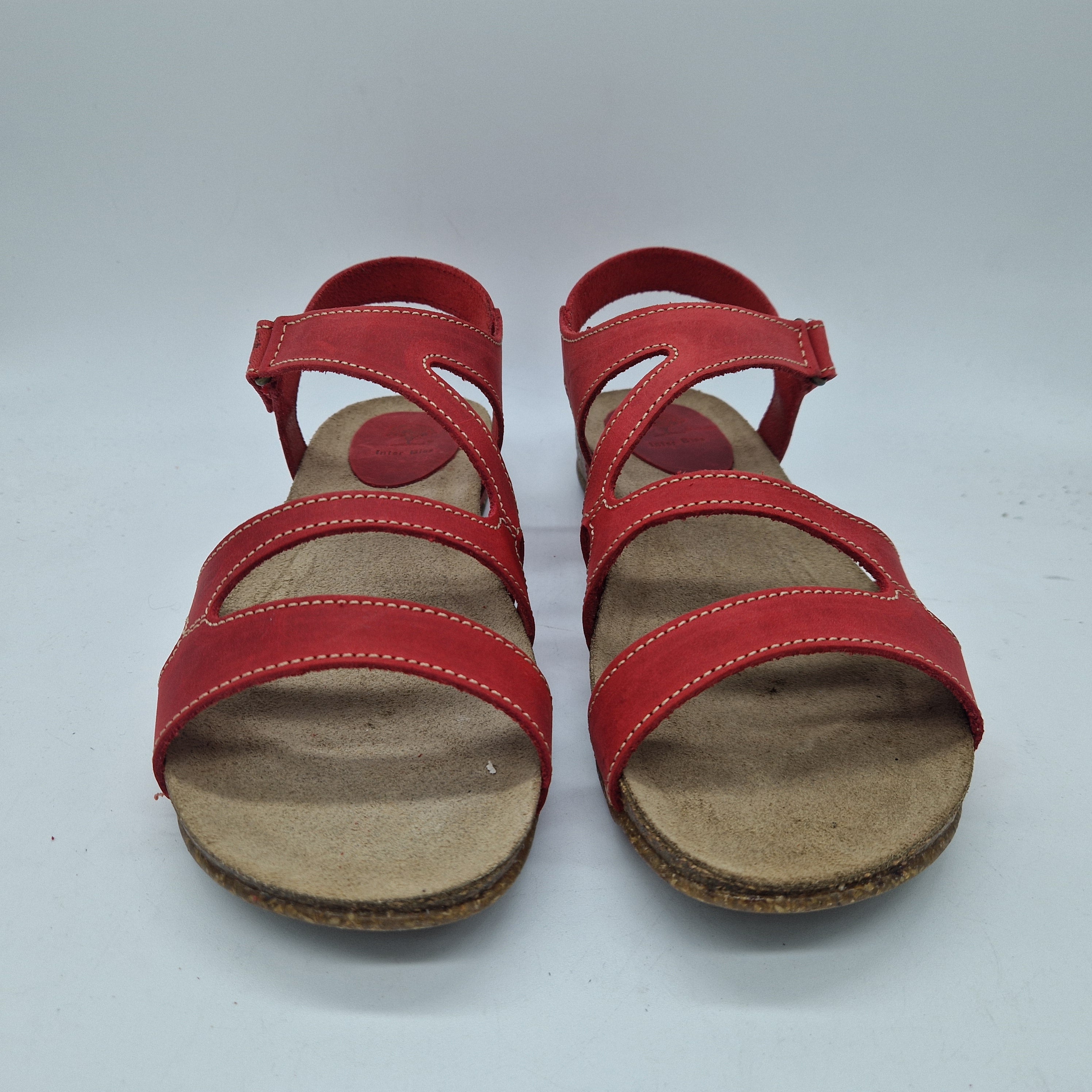 Sandalia de tiras roja INTERBIOS, calzado estilo sandalias con tiras ajustables y suela plana, vista desde el lateral.