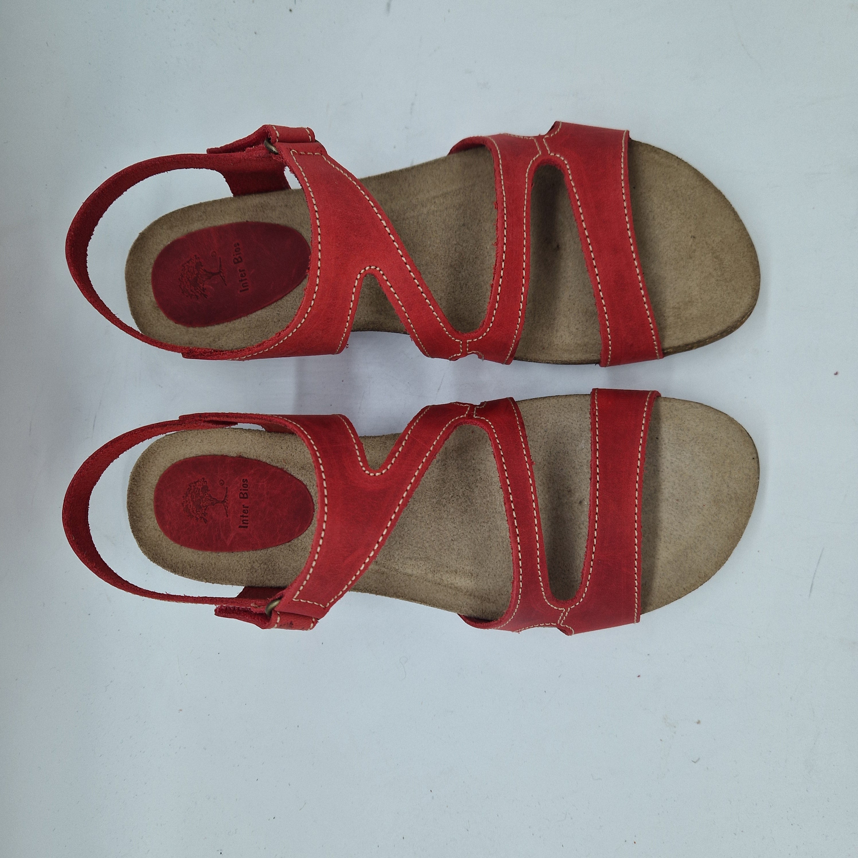 Sandalia de tiras roja para mujer de la marca INTERBIOS, con diseño elegante y cómodo, en la imagen 74038-BIOROJO3.jpg.
