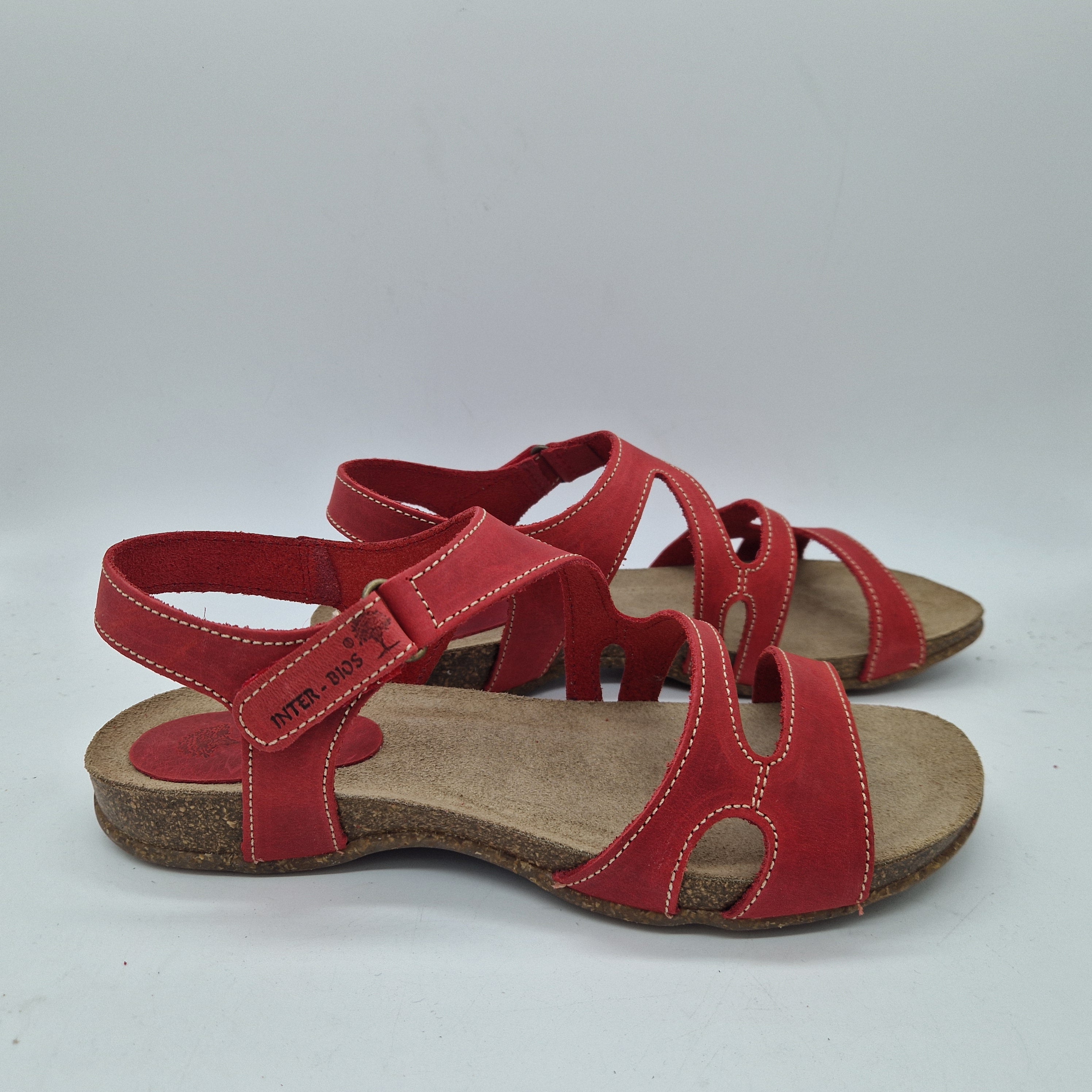 Sandalias de tiras rojas de la marca INTERBIOS, modelo 74038, con diseño cómodo y elegante para uso casual.
