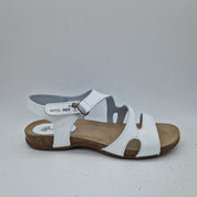 Sandalia de tiras blanca de la marca INTERBIOS, con suela plana y diseño abierto para verano.