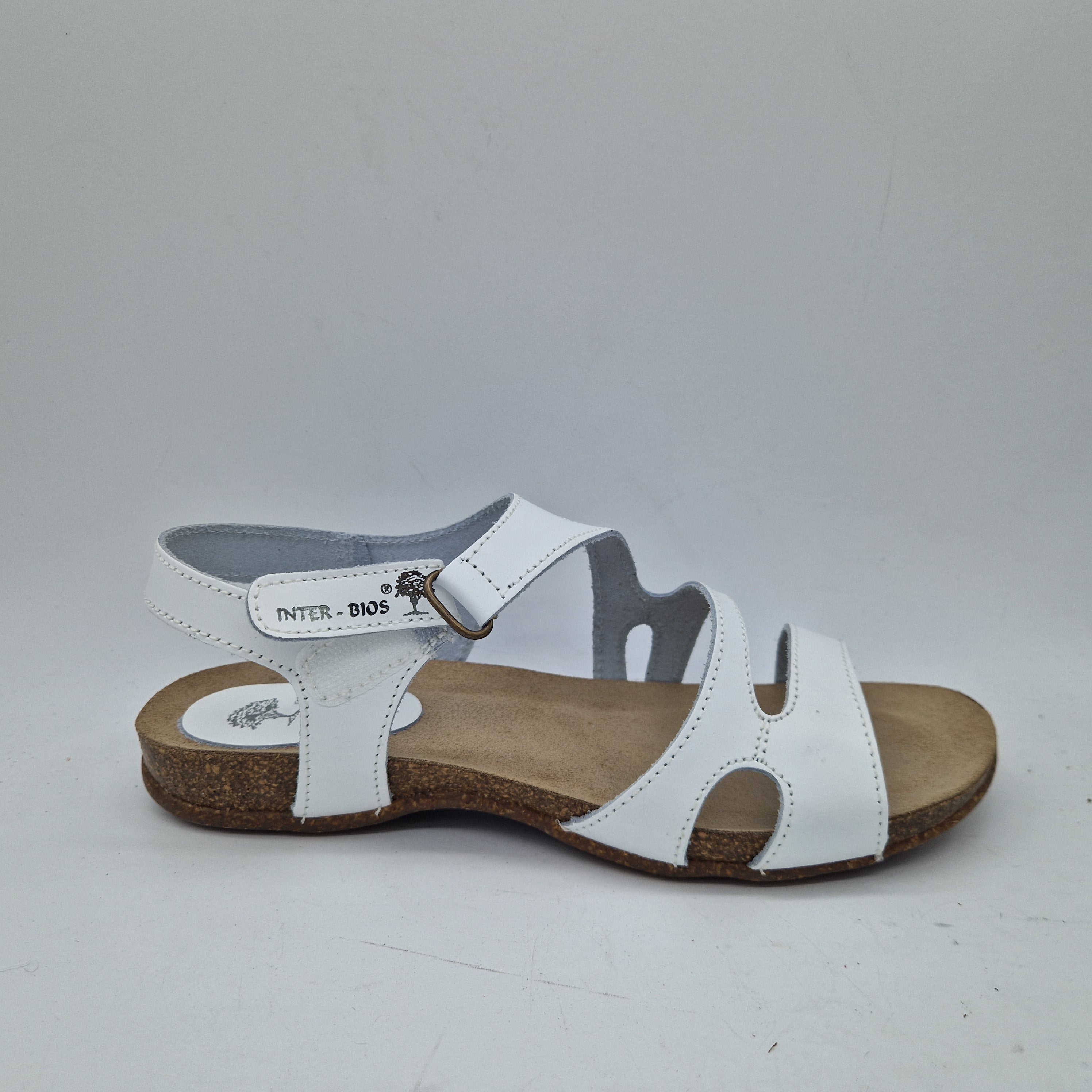 Sandalia de tiras blanca de la marca INTERBIOS, con suela plana y diseño abierto para verano.