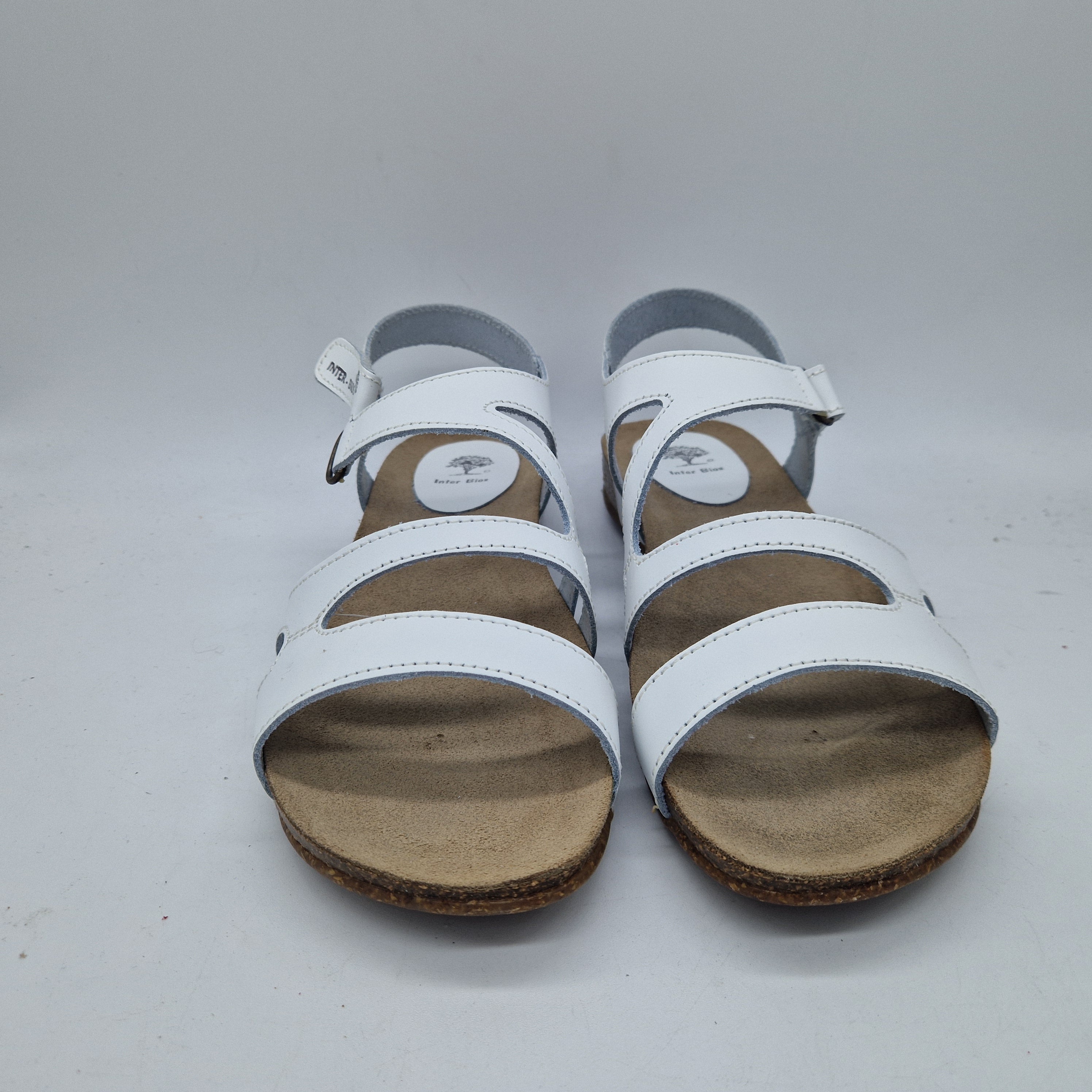 Sandalias de tiras blancas de la marca INTERBIOS, con diseño cómodo y elegante para uso diario.