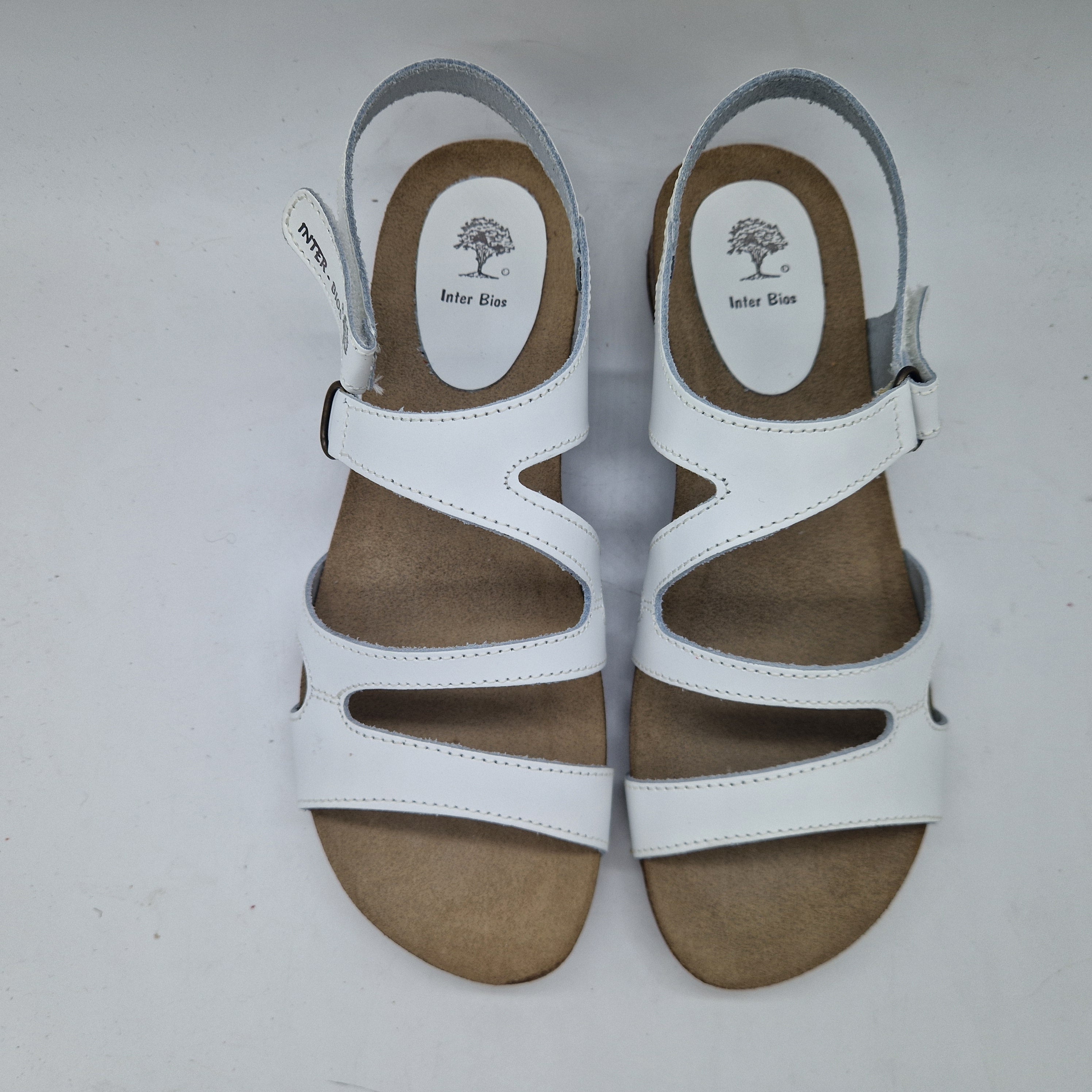 Sandalias de tiras blancas de Interbios, calzado cómodo para mujer, vistas desde el lado con detalles de las tiras.