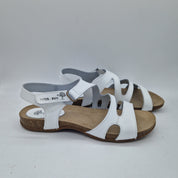 Sandalias de tiras blancas de la marca INTERBIOS, con diseño elegante y cómodo, mostradas en la imagen.