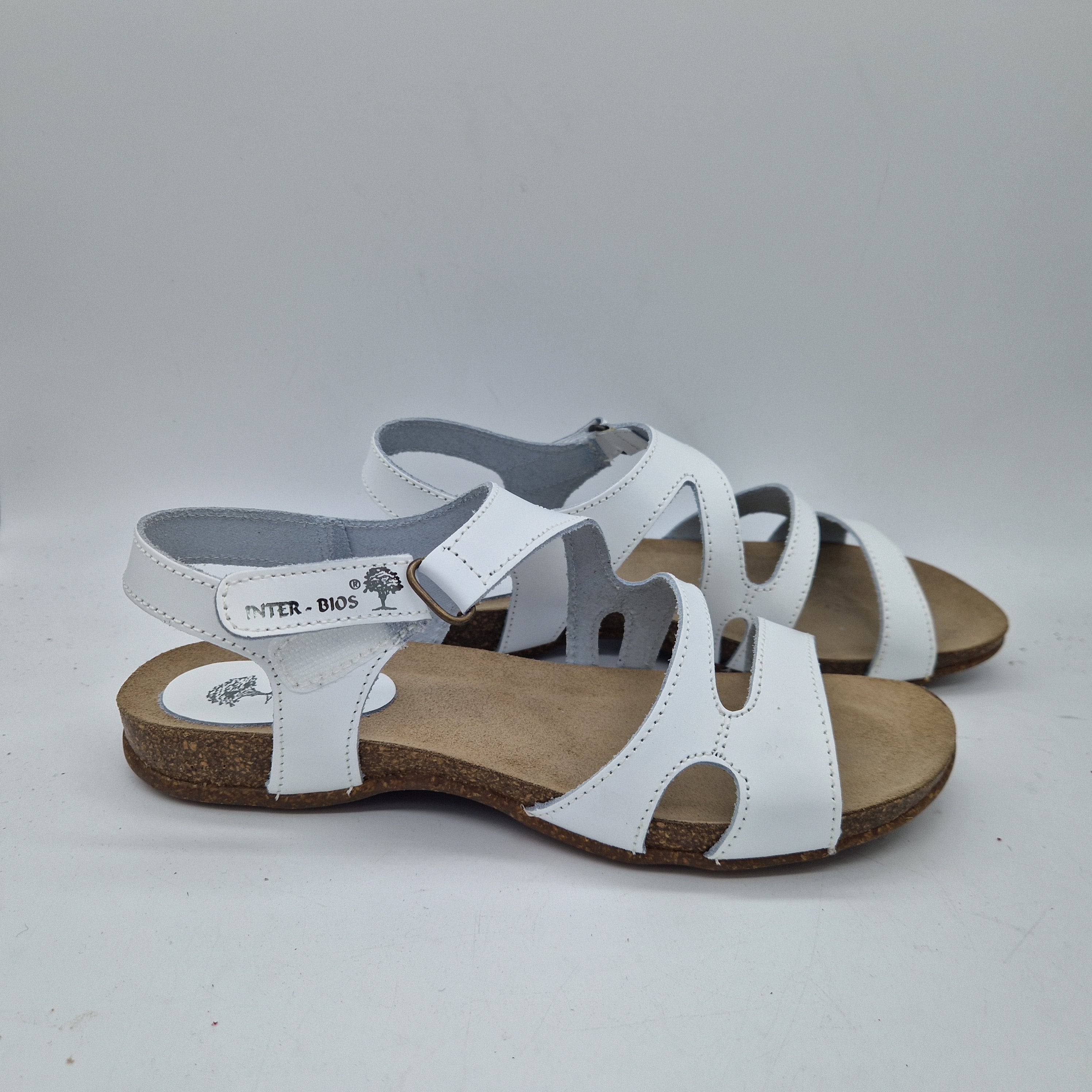 Sandalias de tiras blancas de la marca INTERBIOS, con diseño elegante y cómodo, mostradas en la imagen.
