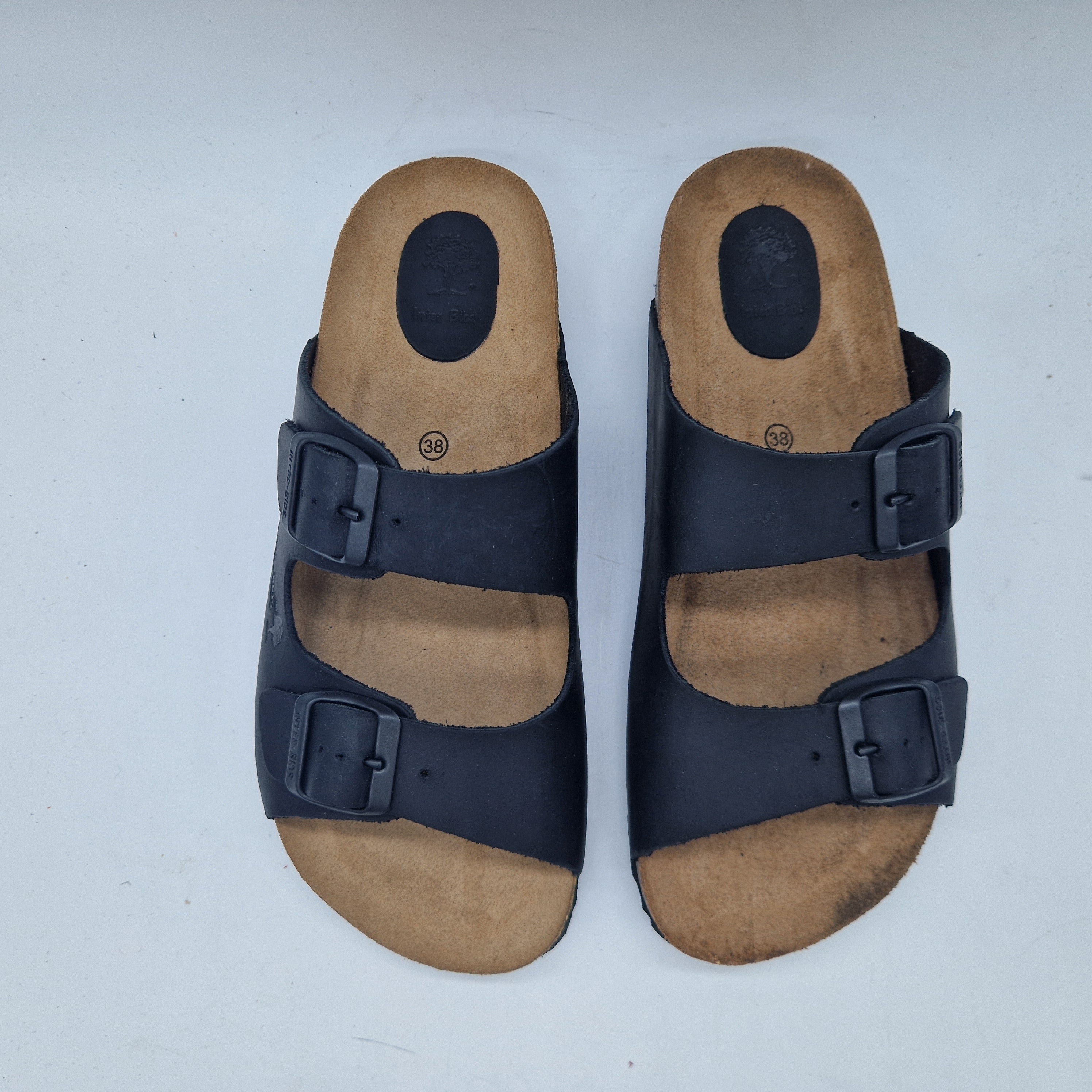 Sandalias de 2 hebillas negras de la marca INTERBIOS, con diseño cómodo y estilo clásico, vistas desde un ángulo lateral.