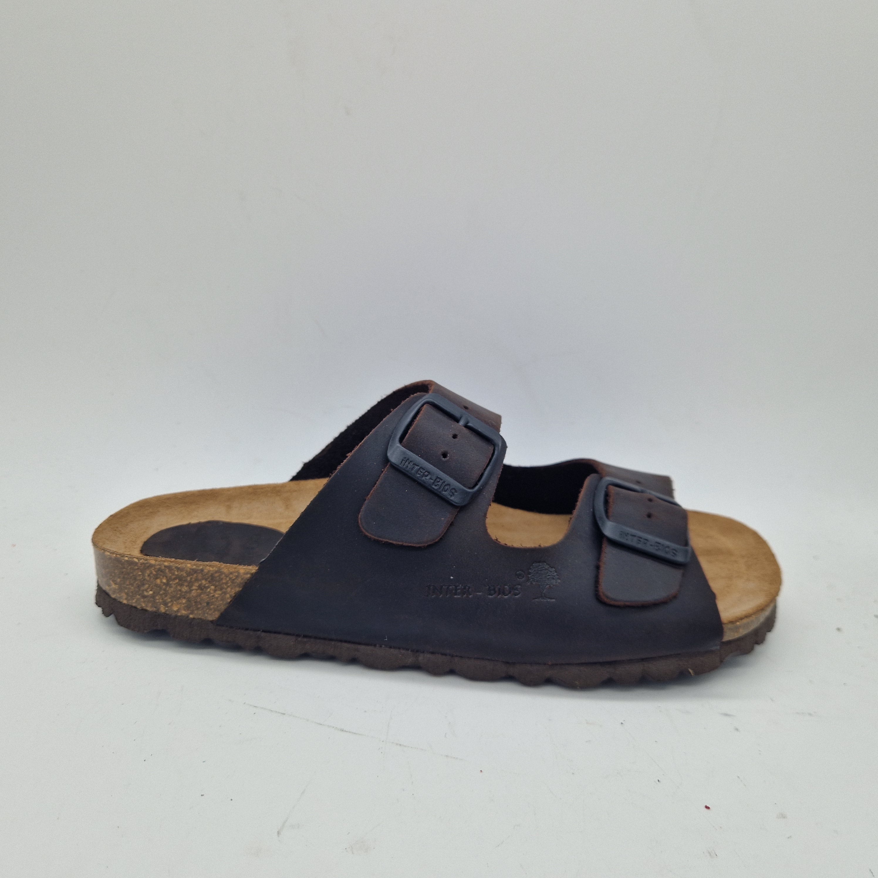 Sandalias de dos hebillas en marrón de la marca INTERBIOS, con diseño cómodo y estilo casual.