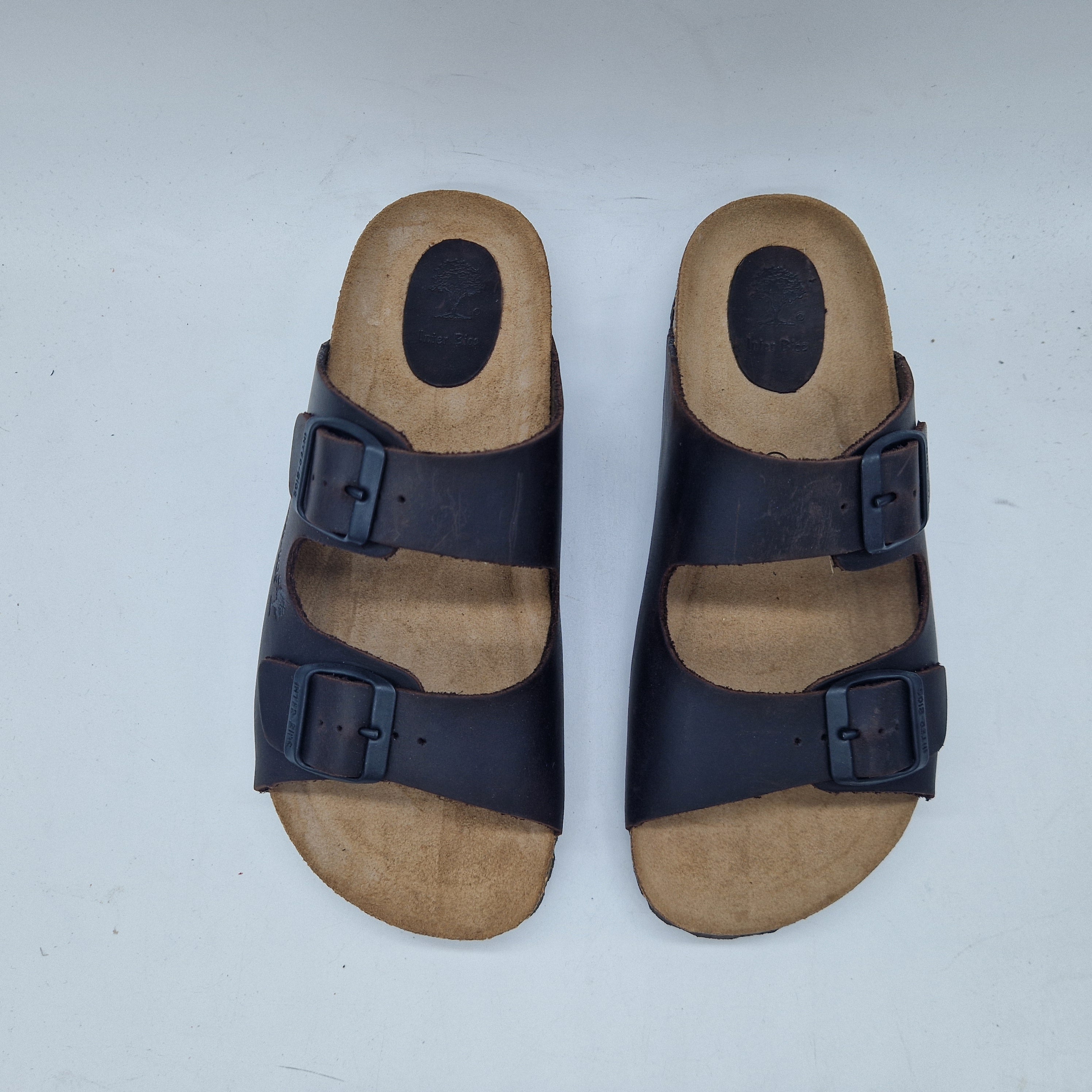Sandalias de 2 hebillas en marrón de la marca Interbios, visibles detalles del diseño y las hebillas en la imagen.