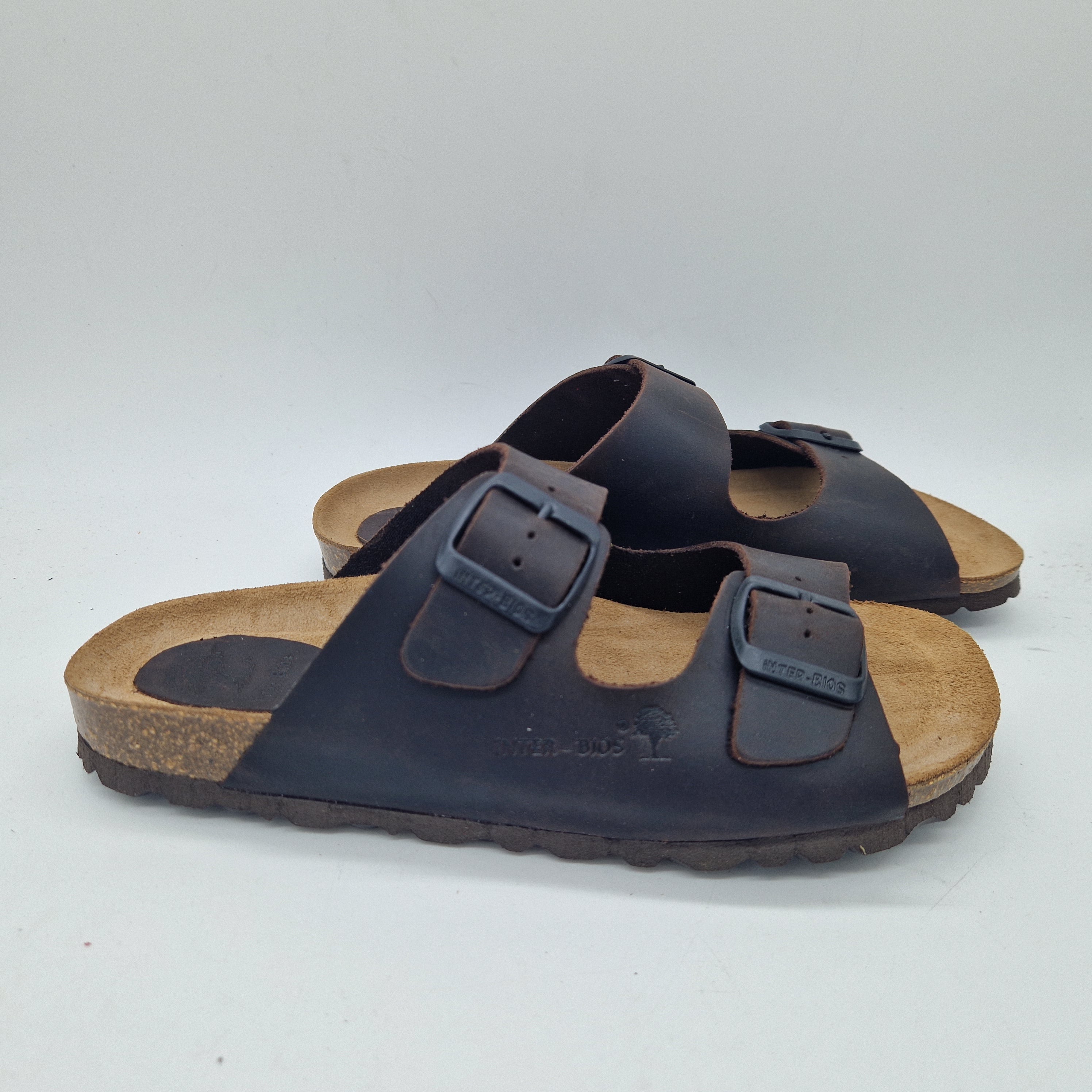 Sandalias de 2 hebillas en marrón de la marca INTERBIOS, con diseño cómodo y estilo casual.