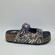 Sandalias de mujer INTERBIOS con 2 hebillas en pelo con estampado de cebra, estilo moderno y cómodo.
