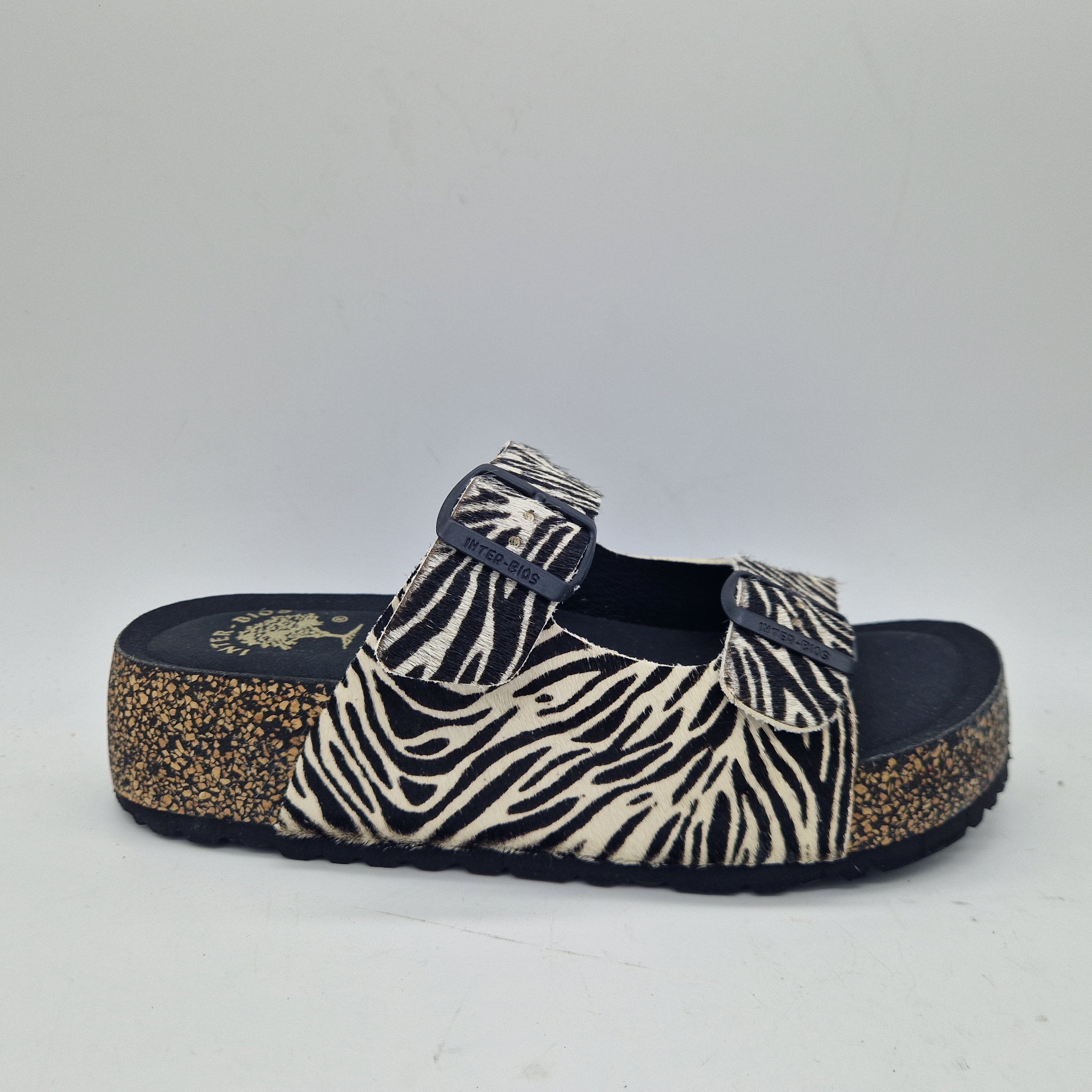 Sandalias de mujer INTERBIOS con 2 hebillas en pelo con estampado de cebra, estilo moderno y cómodo.