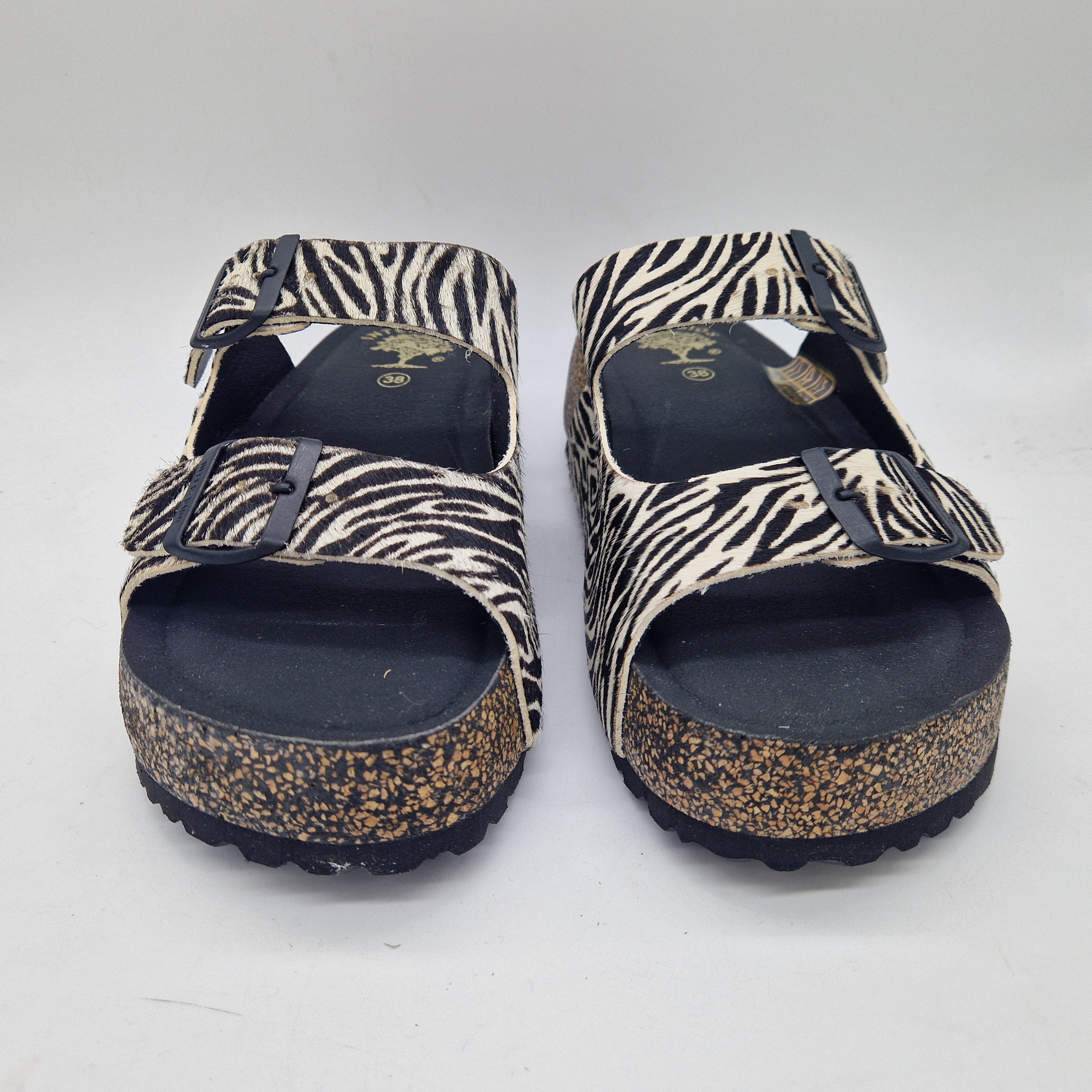 Sandalias de dos hebillas en pelo con estampado de cebra de la marca Interbios, estilo moderno y cómodo para mujer.